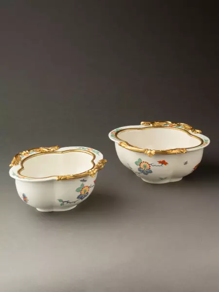 Paire de navettes en porcelaine de Chantilly et bronze, Paris vers 1740