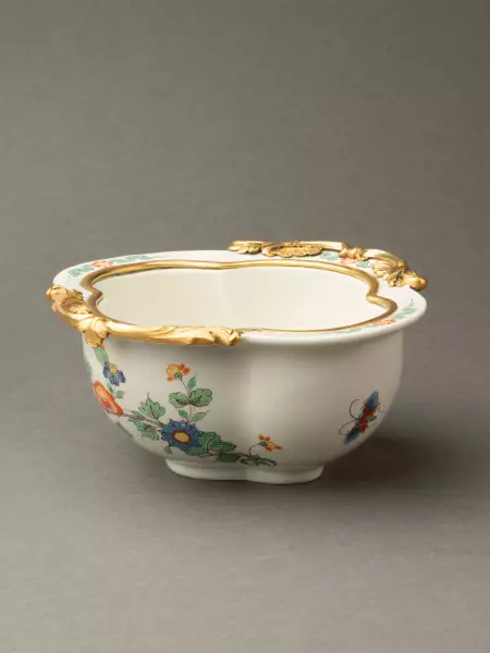 Paire de navettes en porcelaine de Chantilly et bronze, Paris vers 1740