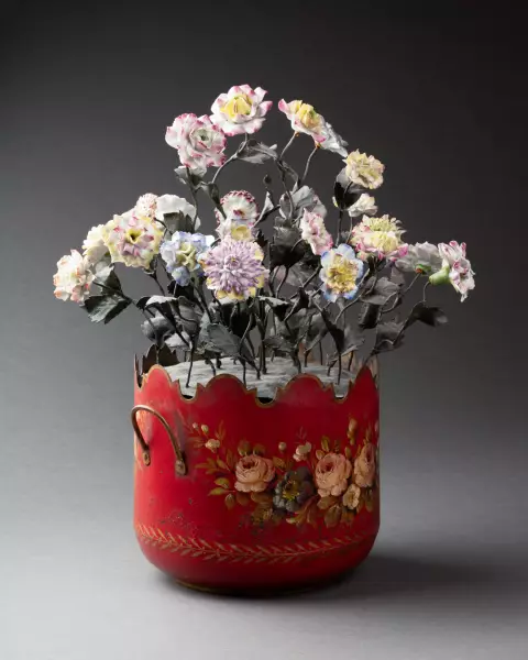Rafraichissoir monté en composition florale, Paris époque Louis XVI