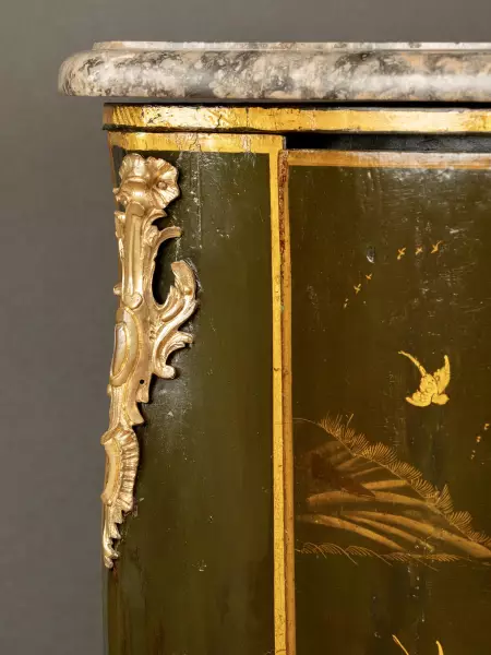Encoignure à décor au vernis Martin, Paris époque Louis XV vers 1750