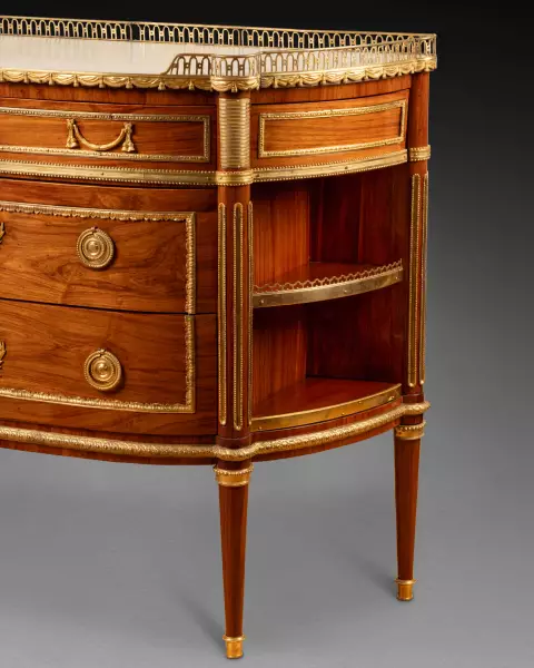 Commode demi-lune en placage de bois de rose, estampillée P. Roussel