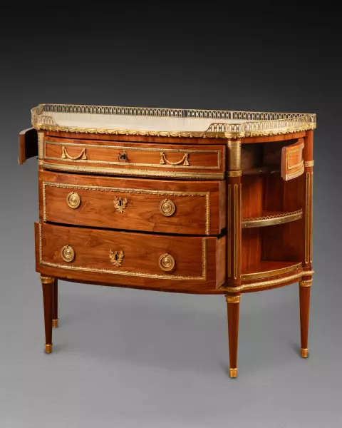 Commode demi-lune en placage de bois de rose, estampillée P. Roussel