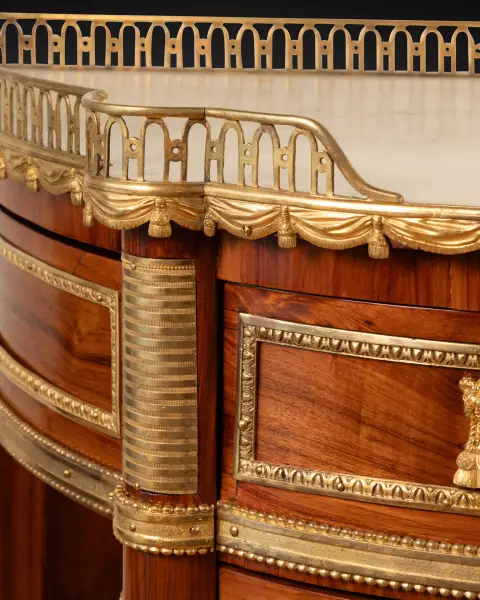 Commode demi-lune en placage de bois de rose, estampillée P. Roussel