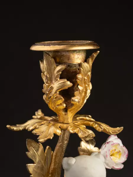 Paire de flambeaux en bronze et porcelaine de Chine, époque Louis XV