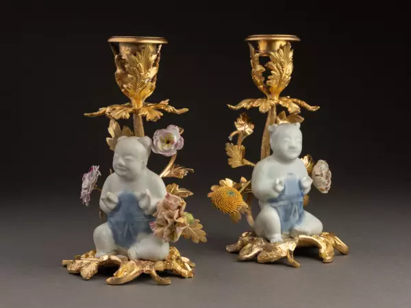 Paire de flambeaux en bronze et porcelaine de Chine, époque Louis XV