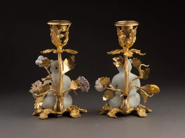 Paire de flambeaux en bronze et porcelaine de Chine, époque Louis XV