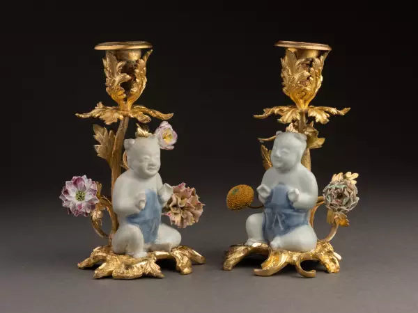 Paire de flambeaux en bronze et porcelaine de Chine, époque Louis XV