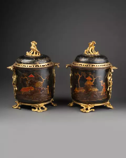 Paire de pots-pourris en tôle vernie, Paris vers 1760