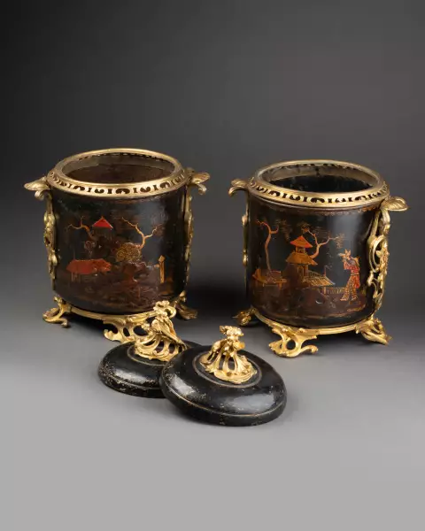 Paire de pots-pourris en tôle vernie, Paris vers 1760