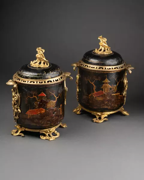 Paire de pots-pourris en tôle vernie, Paris vers 1760