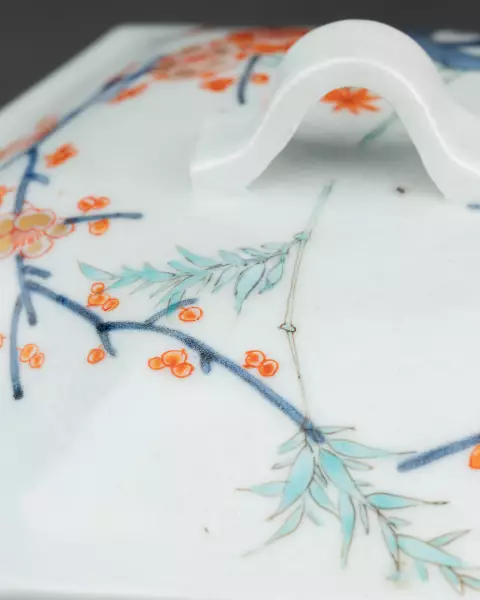 Boite hexagonale en porcelaine Kakiémon du Japon vers 1700