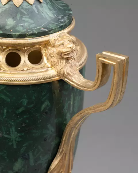 Paire de pots-pourris en porphyre vert de Grèce vers 1820