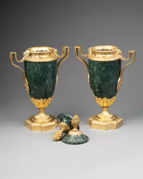 Paire de pots-pourris en porphyre vert de Grèce vers 1820