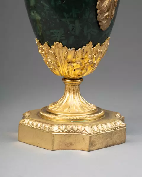 Paire de pots-pourris en porphyre vert de Grèce vers 1820