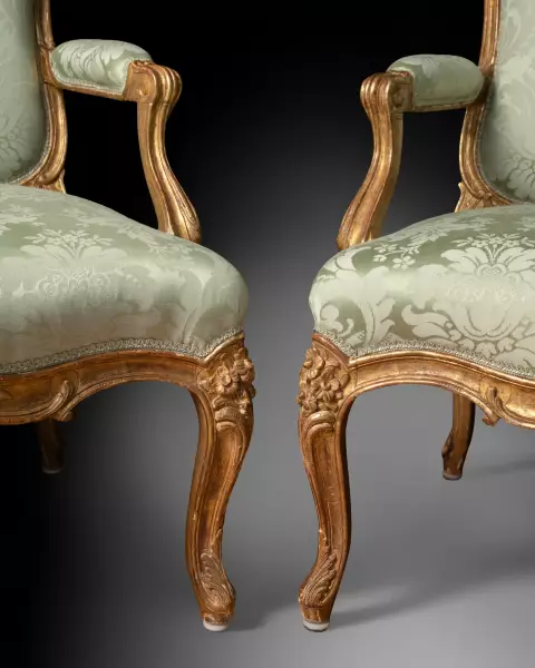 Paire de fauteuils en bois doré par J.B Cresson, Paris vers 1760