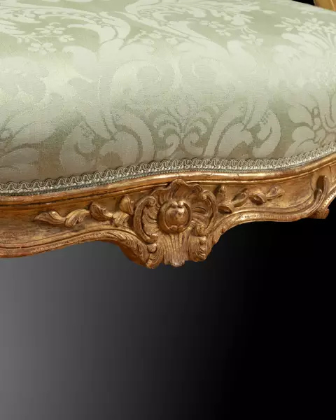 Paire de fauteuils en bois doré par J.B Cresson, Paris vers 1760