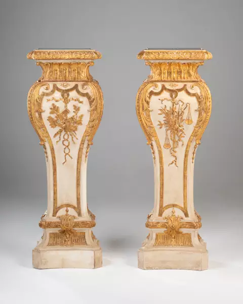 Paire de gaines en bois laqué et doré, Paris vers 1740