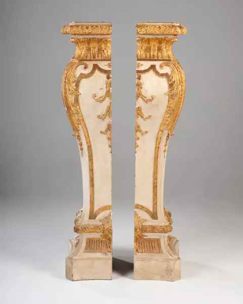 Paire de gaines en bois laqué et doré, Paris vers 1740