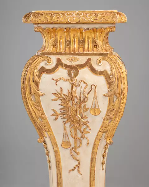 Paire de gaines en bois laqué et doré, Paris vers 1740