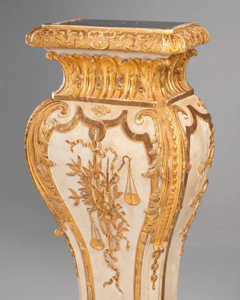 Paire de gaines en bois laqué et doré, Paris vers 1740
