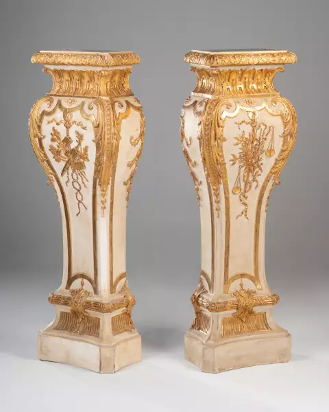 Paire de gaines en bois laqué et doré, Paris vers 1740
