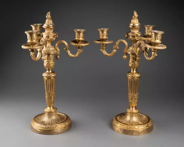 Paire de flambeaux couverts en bronze doré, Paris époque Louis XVI