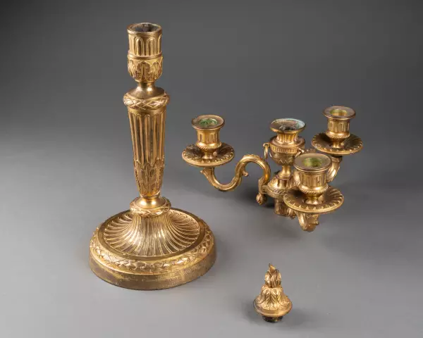 Paire de flambeaux couverts en bronze doré, Paris époque Louis XVI