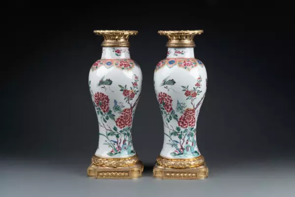 Paire de vases en porcelaine de Chine et bronze doré